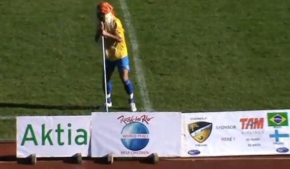 Un fotbalist brazilian a sărbătorit marcarea unui gol imitându-l pe Axel Rose