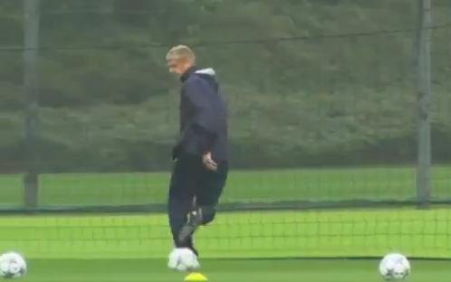 Mai folositor pe teren decât pe bancă? Arsene Wenger face show la antrenamentele lui Arsenal
