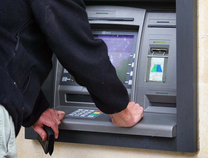 O bătrână din Sibiu a rămas fără pensie din cauza unui bancomat care i-a dat banii cu întârziere