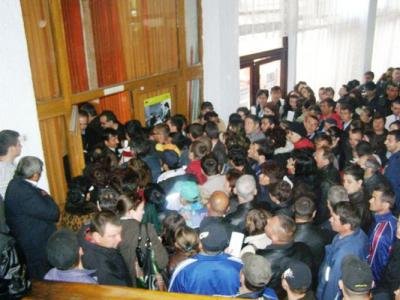 Târgu Jiu. 3.000 de şomeri au stat la coadă pentru a-şi depune dosarele de şomaj
