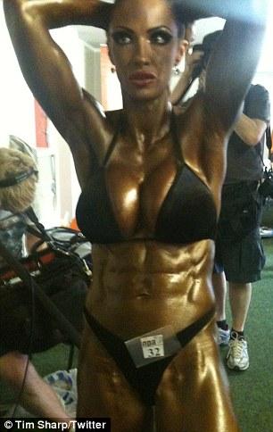 Transformată pe deplin în opt săptămâni. De la prinţesa cea frumoasă, a ajuns să arate ca o broască musculoasă 110178