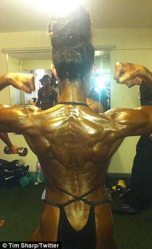 Transformată pe deplin în opt săptămâni. De la prinţesa cea frumoasă, a ajuns să arate ca o broască musculoasă 110180