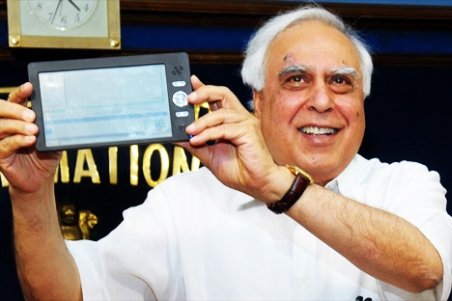 Aakash - cea mai ieftină tabletă din lume - a fost lansată în India. Vezi cât costă