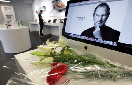 Americanii îl omagiază pe &quot;vizionarul&quot; Steve Jobs