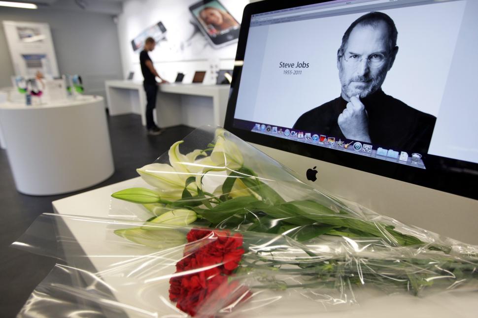 Americanii îl omagiază pe &quot;vizionarul&quot; Steve Jobs 110523