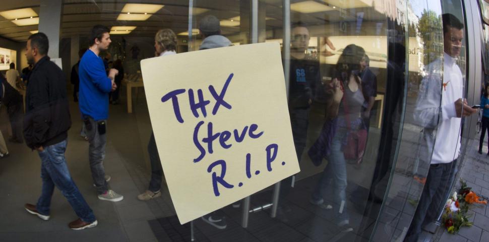 Americanii îl omagiază pe &quot;vizionarul&quot; Steve Jobs 110524