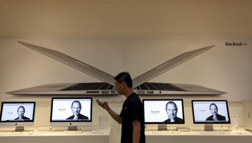 Americanii îl omagiază pe &quot;vizionarul&quot; Steve Jobs 110525