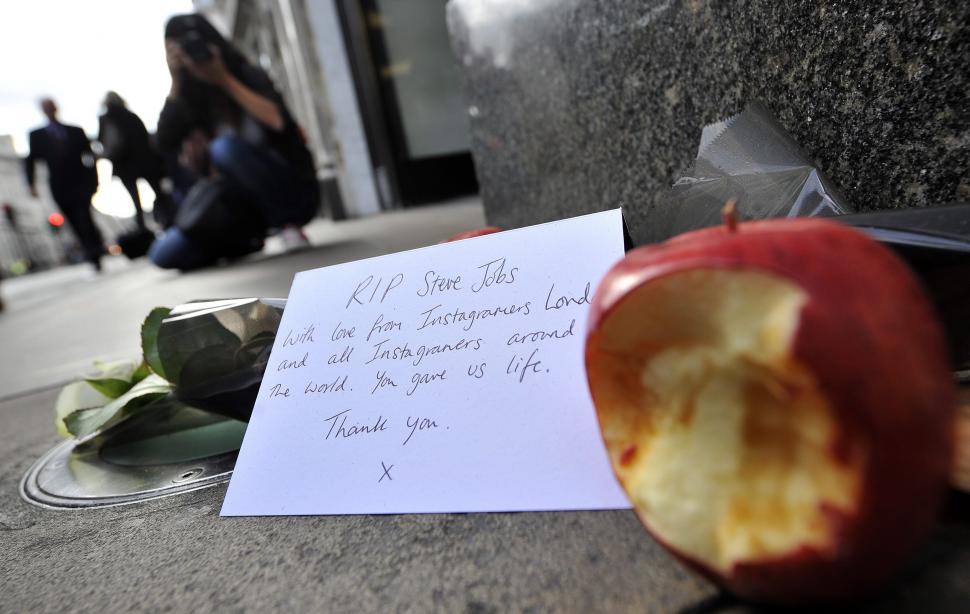 Americanii îl omagiază pe &quot;vizionarul&quot; Steve Jobs 110526