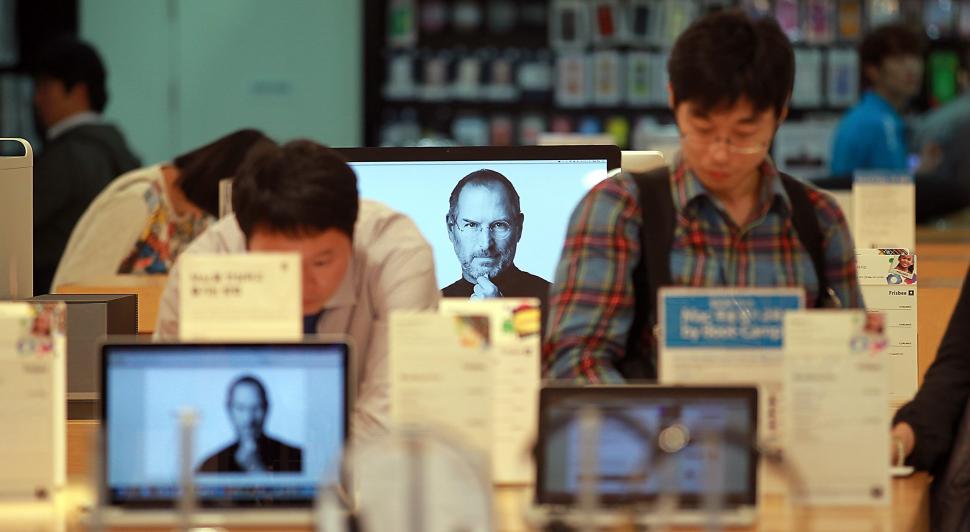 Americanii îl omagiază pe &quot;vizionarul&quot; Steve Jobs 110528