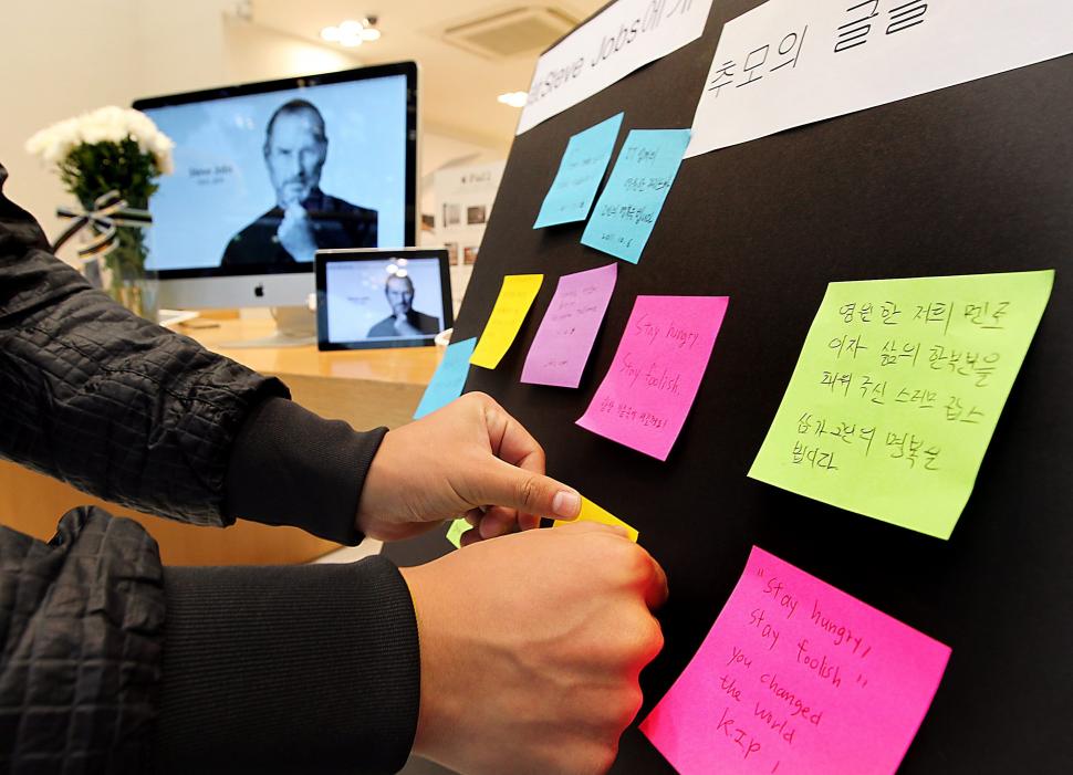 Americanii îl omagiază pe &quot;vizionarul&quot; Steve Jobs 110529