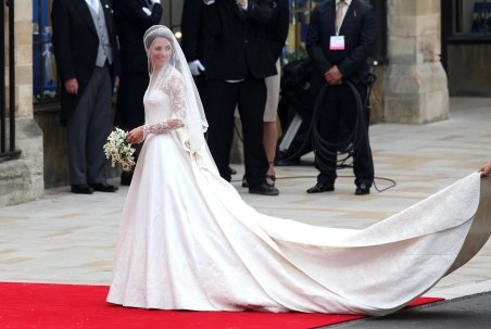 Rochia de mireasă a lui Kate Middleton: Peste 600.000 de persoane au plătit aproape 11.500.000 euro pentru a o vedea