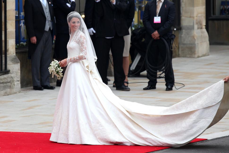 Rochia de mireasă a lui Kate Middleton: Peste 600.000 de persoane au plătit aproape 11.500.000 euro pentru a o vedea 110406