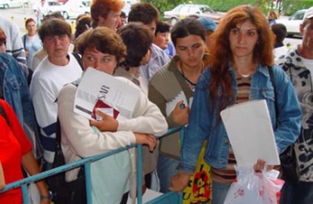 Spania îşi închide porţile pentru români: Zeci de mii de oameni au rămas fără serviciu