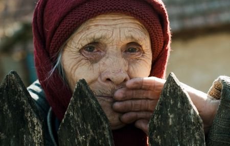 Bătrâni, săraci şi umiliţi: Pensionarii împrumută bani pentru medicamente şi plata facturilor