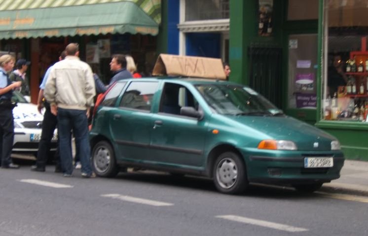 La limita prostiei: Un român din Irlanda a vrut să-şi transforme maşina în taxi. Vezi ce a ieşit