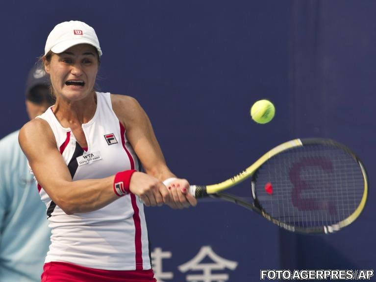 Monica Niculescu a învins-o pe Maria Kirilenko şi s-a calificat în semifinale la Beijing
