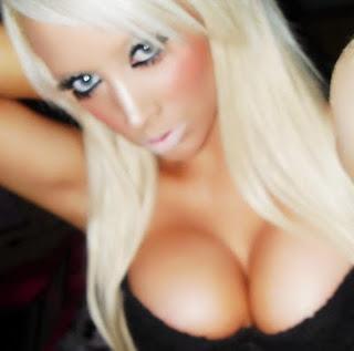 Păpuşa Barbie a scos un nou model: piţipoanca în carne şi oase, arsă la solar şi siliconată 110632