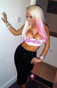 Păpuşa Barbie a scos un nou model: piţipoanca în carne şi oase, arsă la solar şi siliconată 110633