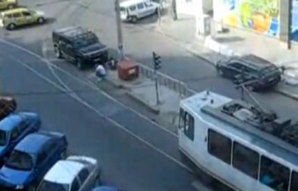 Şoferul şmecher de Bucureşti! Parchează Hummer-ul pe linia de tramvai