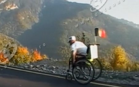 Un bărbat invalid a urcat pe Vârful Babele din Bucegi într-un scaun cu rotile
