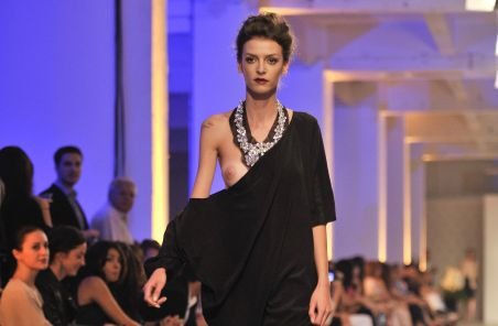 Rochii pentru sâni dezgoliţi şi modele superbe la lansarea unei colecţii de modă, în Bucureşti