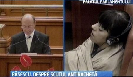 Băsescu i-a adormit pe parlamentarii NATO: Cel puţin doi delegaţi au aţipit în timpul discursului prezidenţial
