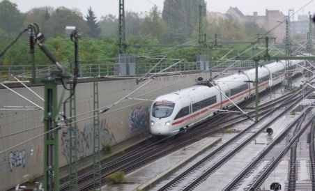Poliţia germană anchetează incendierea unei linii ferate lângă Berlin
