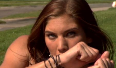 Portăriţa sexy a Americii: Hope Solo, într-un pictorial nud care te va face să iubeşti fotbalul feminin 111132