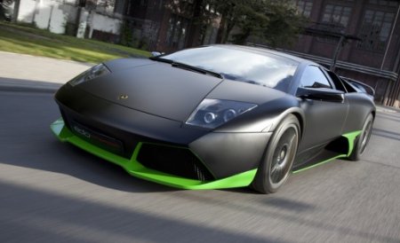 Incredibil! Un tânăr sare peste un Lamborghini care circulă cu peste 80 de km/h