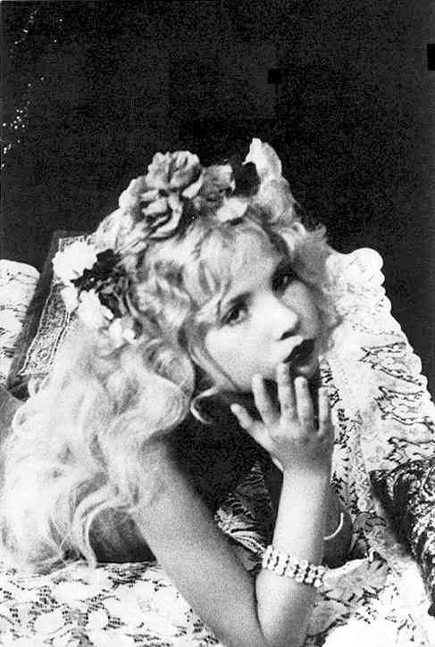 O româncă a pozat în Playboy la 11 ani! Povestea ei şocantă a ajuns subiect de film 111247