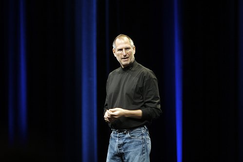 Astăzi toată lumea poartă blugi şi tricouri negre! Sărbătoreşte şi tu alături de Antena3 Ziua Steve Jobs