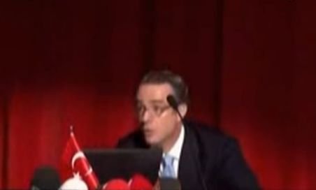 Reprezentant FMI, atacat cu ouă în timpul discursului de un tânăr turc