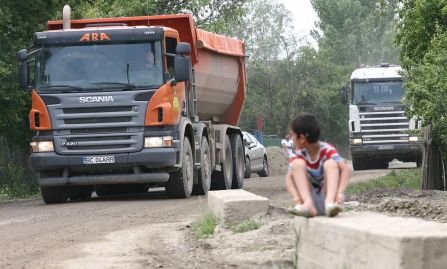 Un camion încărcat cu fosfat de amoniu, implicat într-un accident pe centura oraşului Ploieşti
