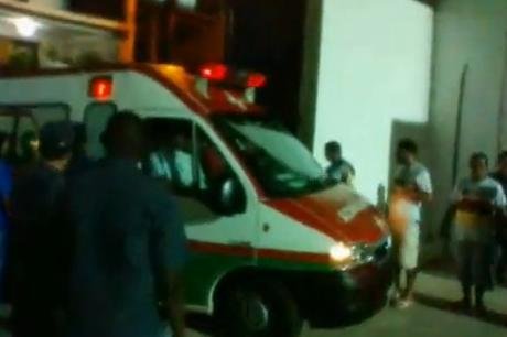 Calul Troian în variantă fotbalistică: Au intrat pe stadion ascunşi în ambulanţă