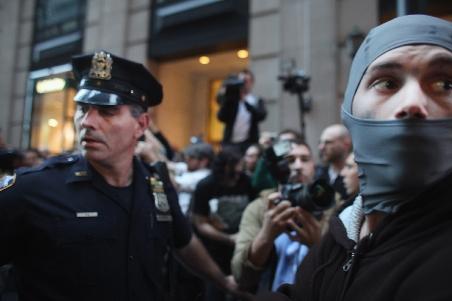 Cel puţin trei manifestanţi au fost arestaţi în timpul unor confruntări pe Wall Street
