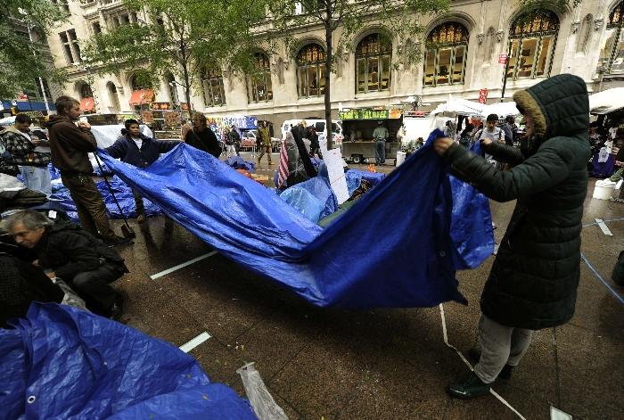 Manifestanţii de pe Wall Street ar putea fi evacuaţi pentru igienizarea zonei. Vezi o galerie foto impresionantă cu tabăra lor 111521