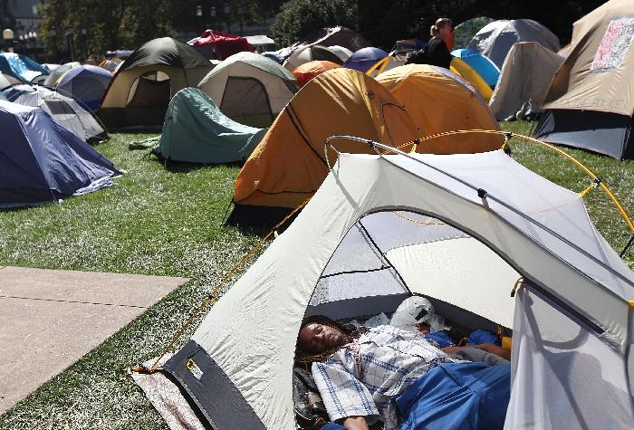 Manifestanţii de pe Wall Street ar putea fi evacuaţi pentru igienizarea zonei. Vezi o galerie foto impresionantă cu tabăra lor 111536