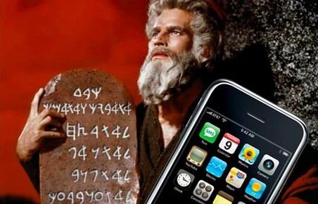 Pelerinii au venit să se închine la moaştele Sfintei Parascheva cu iPhone-uri şi aparate foto