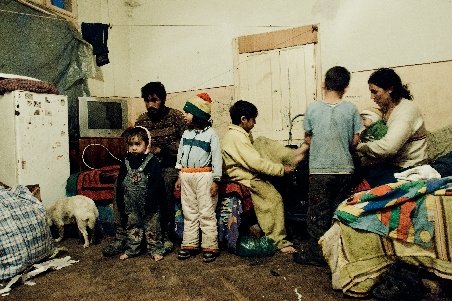 Reportaj DW, despre situaţia romilor din România: Autorităţile au transformat cartierele minoritarilor în ghetouri