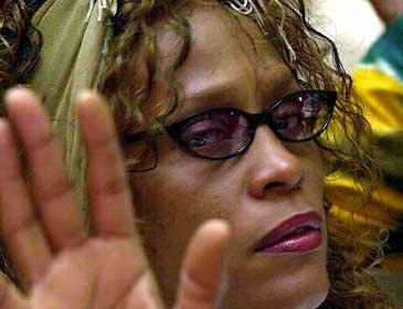 Whitney Houston aproape debarcată dintr-un avion, pentru că nu a vrut să folosească centura de siguranţă
