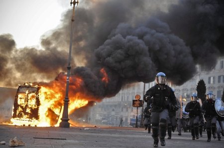 Mişcarea &quot;Occupaţi Wall Street&quot; provoacă haos în Italia: Mulţimea, &quot;calmată&quot; cu gaze lacrimogene
