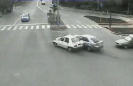 Bătaie în mijlocul intersecţiei, între doi şoferi din Slatina. Vezi ce a surprins camera de supraveghere