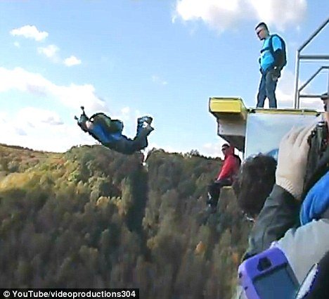 El a păcălit moartea! A sărit de la 270 de metri înăţime şi nu i s-a deschis paraşuta. Vezi ce a păţit