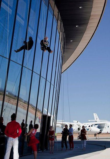 Primul aeroport din lume pentru zborurile spaţiale, inaugurat de Richard Branson. Imagini inedite de la eveniment 112183