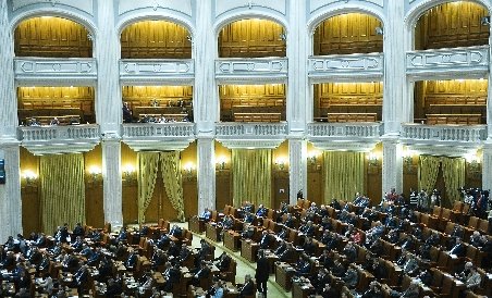 Proiectul de lege care interzice cămătăria, adoptat în Camera Deputaţilor