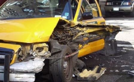 Trei tineri au murit, după ce taxiul în care se aflau a derapat şi s-a ciocnit cu o autoutilitară