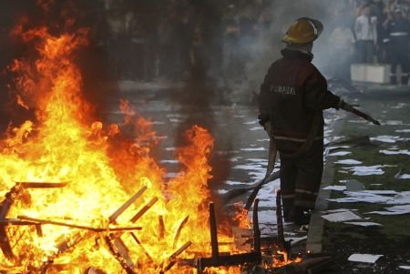Familie arsă de vie: O mamă şi cei doi copii ai săi au murit, după ce casa le-a luat foc