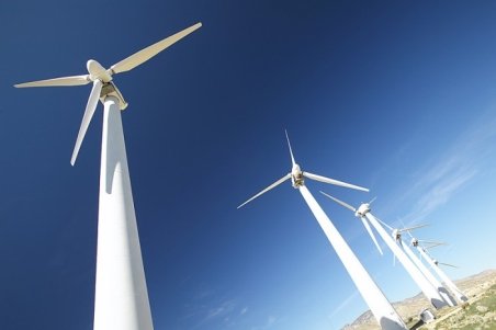 Mini-turbina eoliană care poate genera electricitate incontinuu