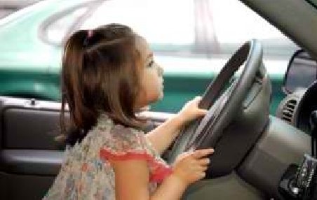 Şoferiţă la 9 ani. O fată din SUA este pusă de tatăl ei să conducă atunci când el este beat