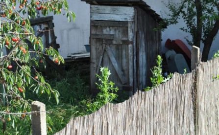 Românii, cei mai săraci din Europa: Aproape 90% dintre locutorii satelor nu au W.C. în case